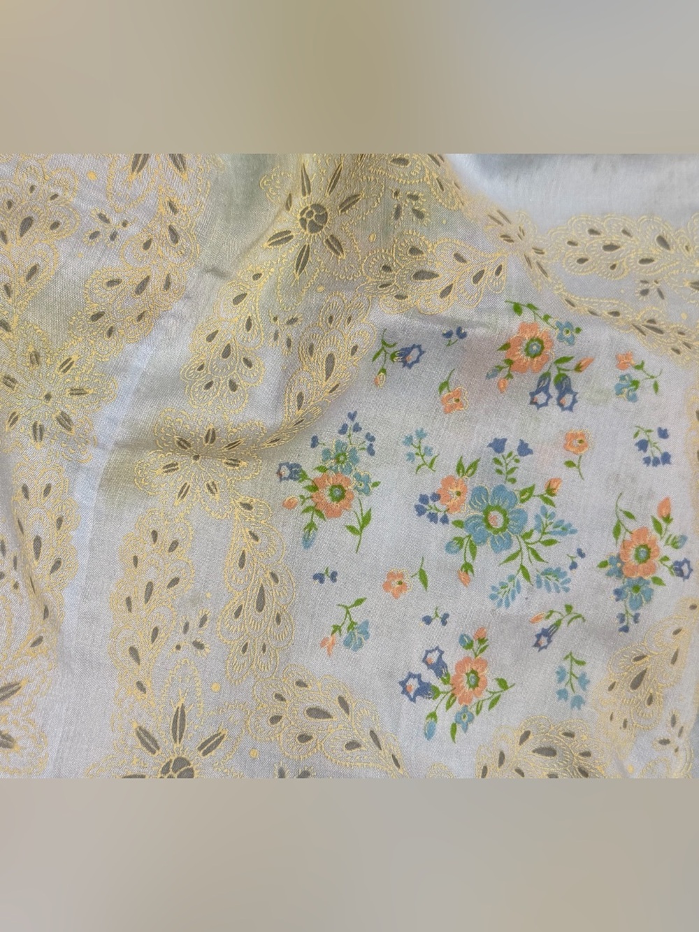 Vintage Floral Tablecloth With Lace Pattern - Picture 6 of 8